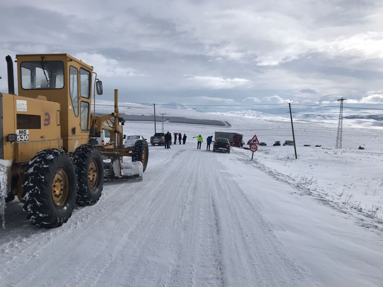 Buzlanma yüzünden kayan tır yolu trafiğe kapattı - Sayfa 2