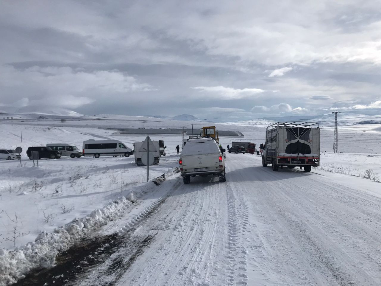 Buzlanma yüzünden kayan tır yolu trafiğe kapattı - Sayfa 1