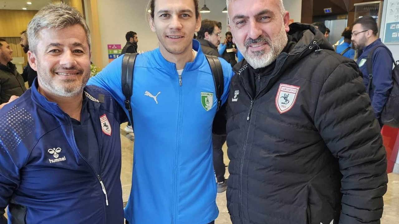 Samsunspor taraftarlarından, Volkan Demirel'e çiçek ve forma hediyesi