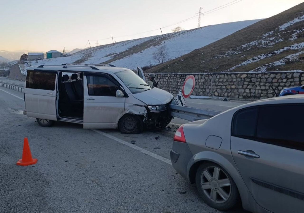 Yüksekova’da Bariyerlere Çarpan Araçta 3 Kişi Yaralandı - Sayfa 2