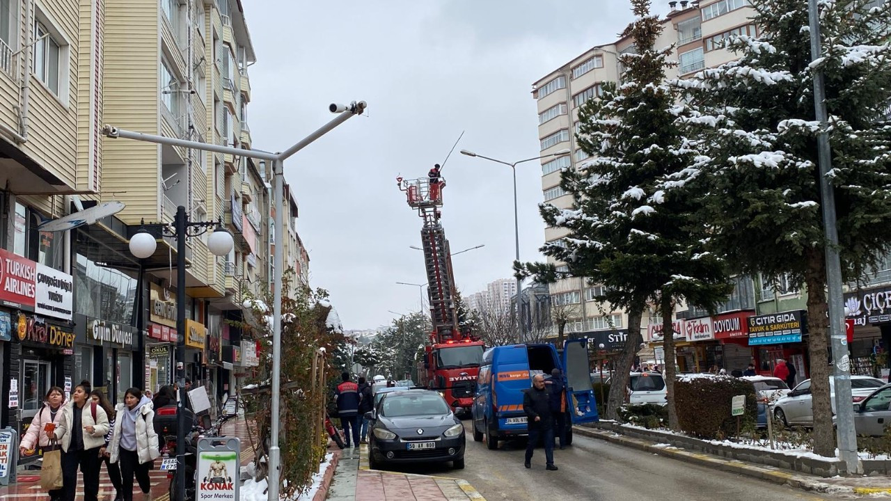 Yozgat'ta Çatılardan Sarkıt Temizliği: Buz Kütlelerine Müdahale