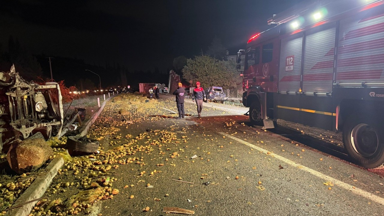 Patates Yüklü Kamyon İzmir’de Dehşet Saçtı: 2 Ölü, 7 Yaralı