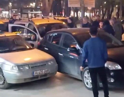 Bursa’da Direksiyon Başında Fenalaşan Sürücü Kaza Yaptı: 2 Yaralı - Sayfa 1