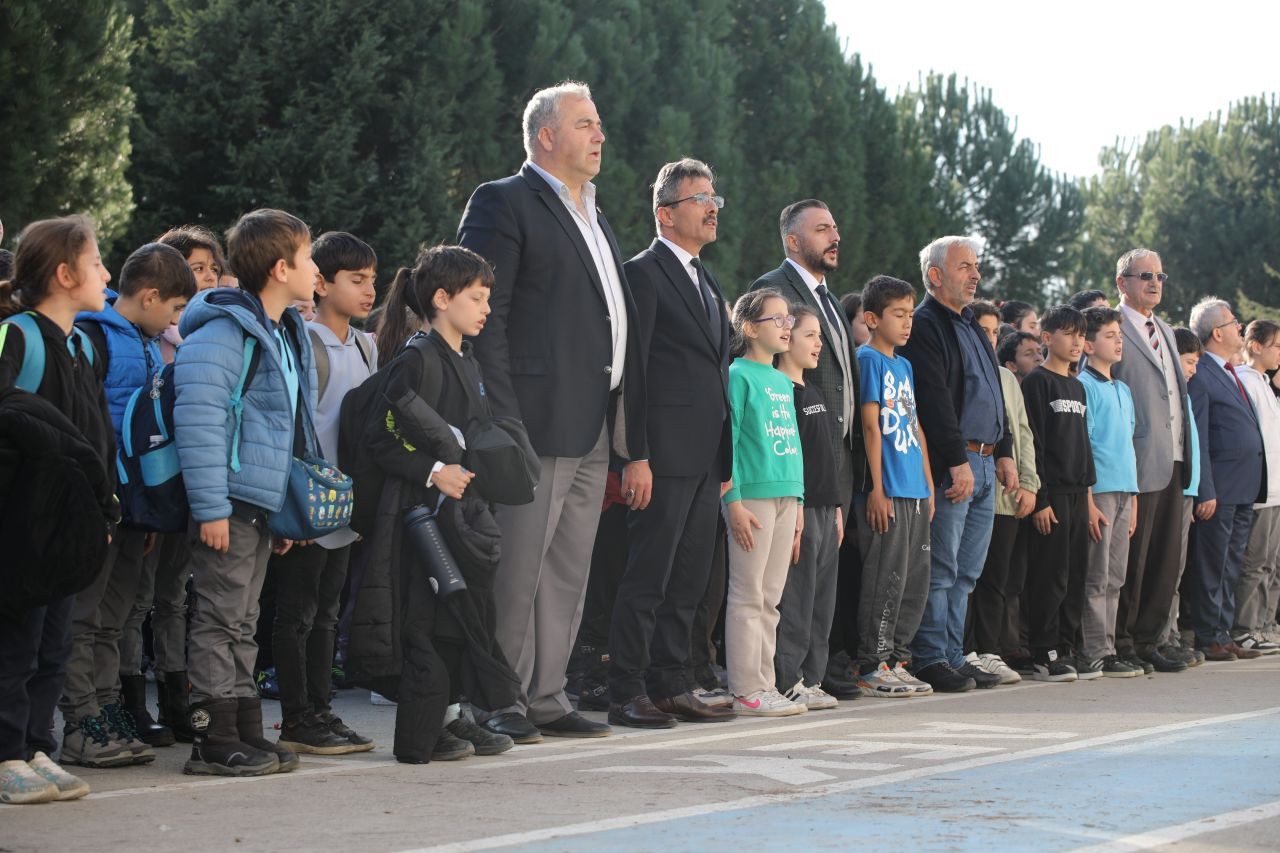 Başkan Dinç öğrencilerle bir araya geldi: Gözlerinizdeki parıltı geleceğe umutla bakmamızı sağlıyor - Sayfa 6