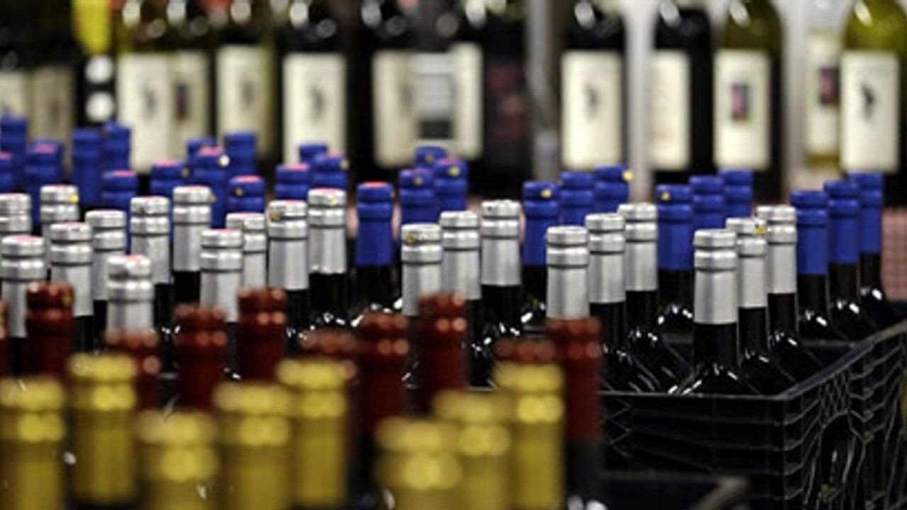 İstanbul'da Sahte Alkolden Ölenlerin Sayısı 4'e Yükseldi: 14 Kişi Gözaltına Alındı!