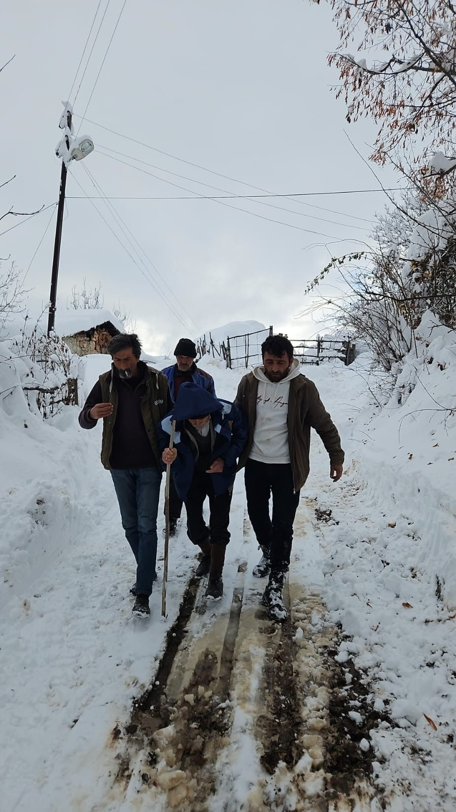 Artvin'de sağlık ekipleri karla kaplı yolları aşarak hastaya ulaştı - Sayfa 5