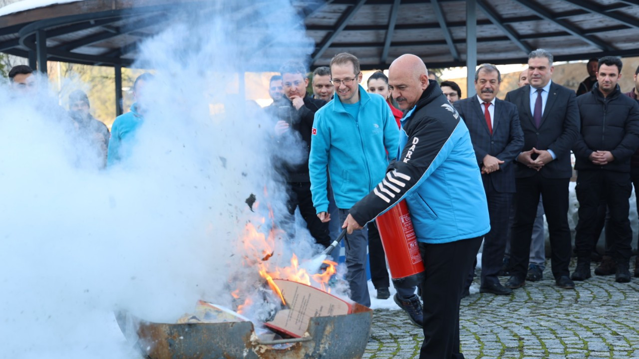 Rektör yangın tüpü ile müdahale etti