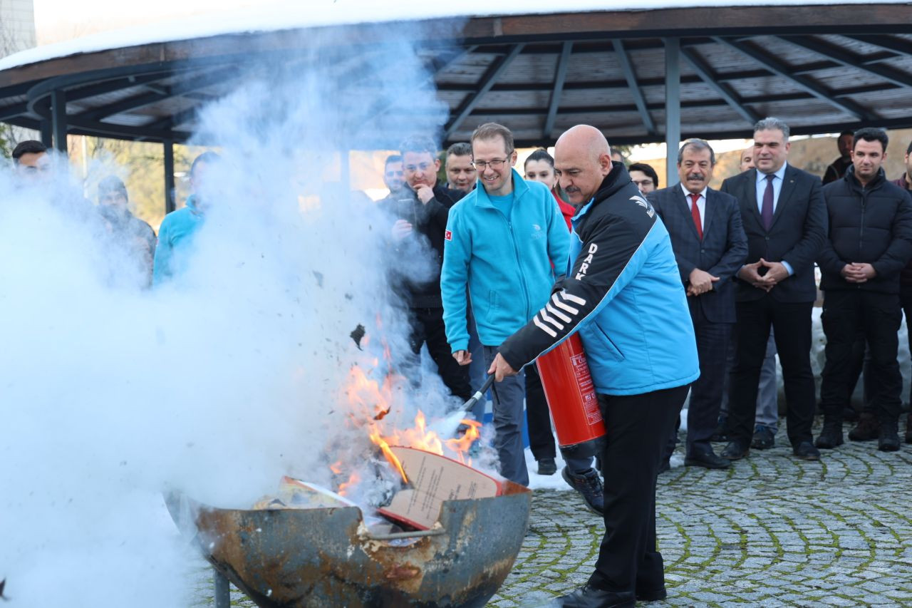 Rektör yangın tüpü ile müdahale etti - Sayfa 5