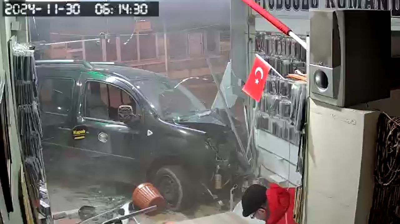 Rize’de hafif ticari araç iş yerine girdi o anlar güvenlik kamerasına yansıdı - Sayfa 8