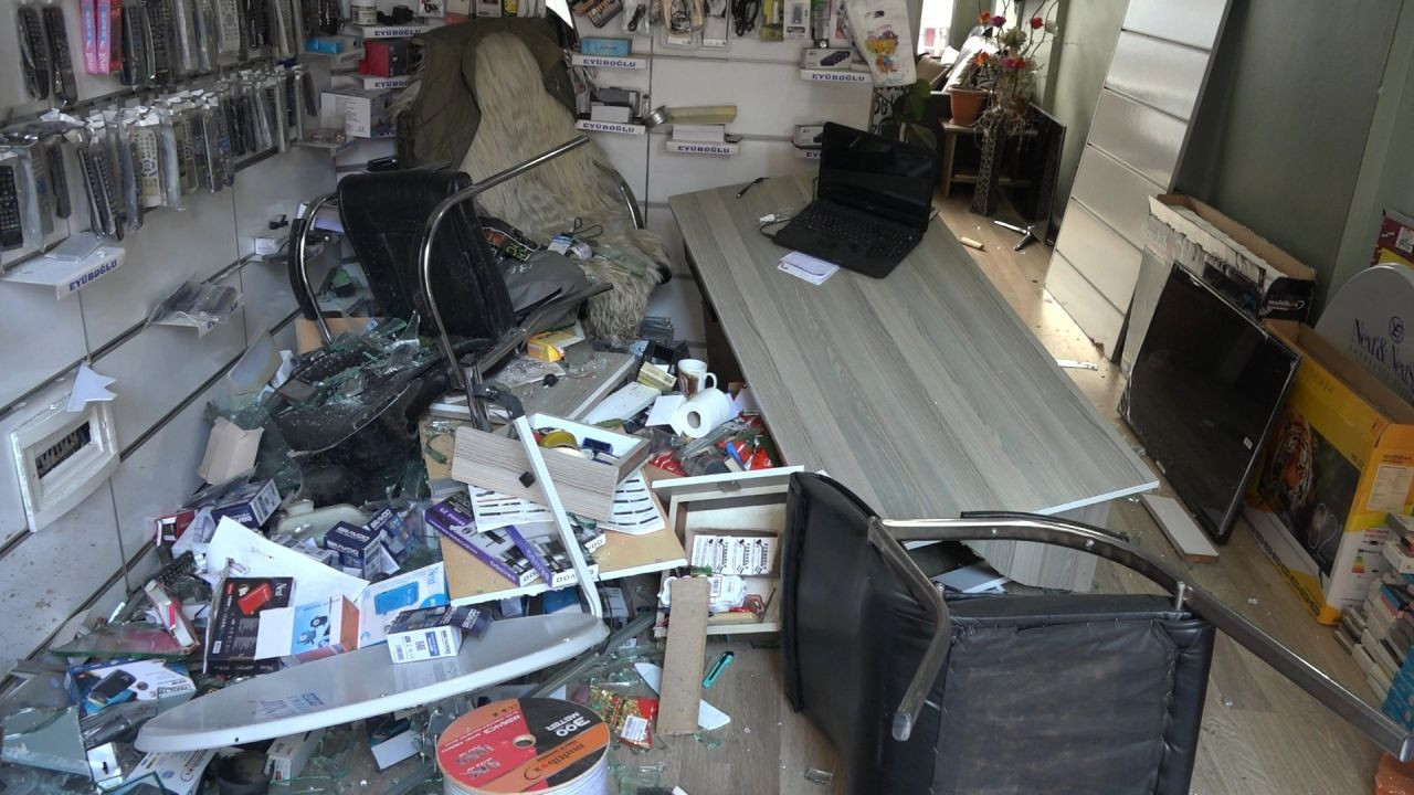 Rize’de hafif ticari araç iş yerine girdi o anlar güvenlik kamerasına yansıdı - Sayfa 5