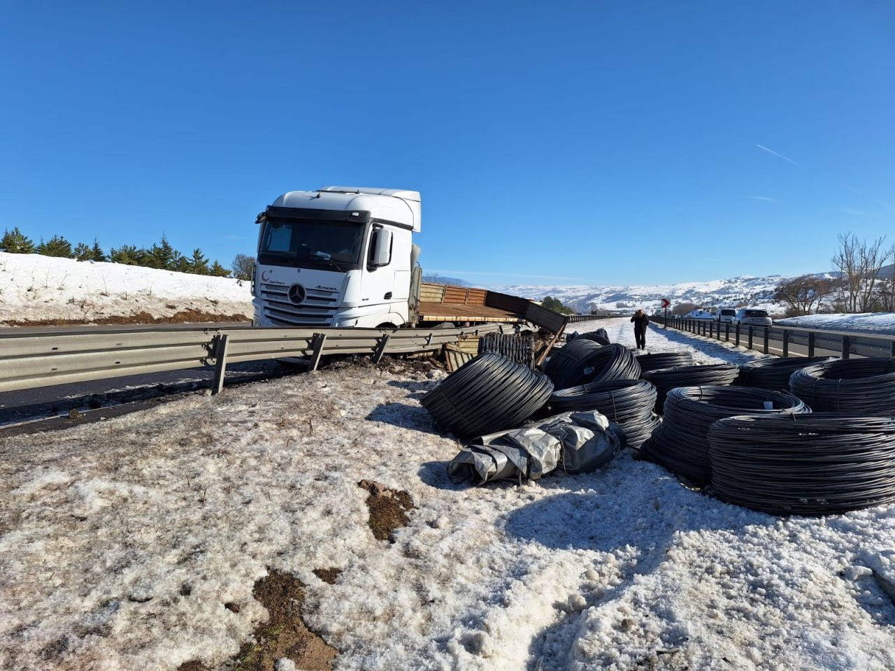 Uyuduğu iddia edilen tır şoförü, otoyolda bariyerlere çarptı - Sayfa 2