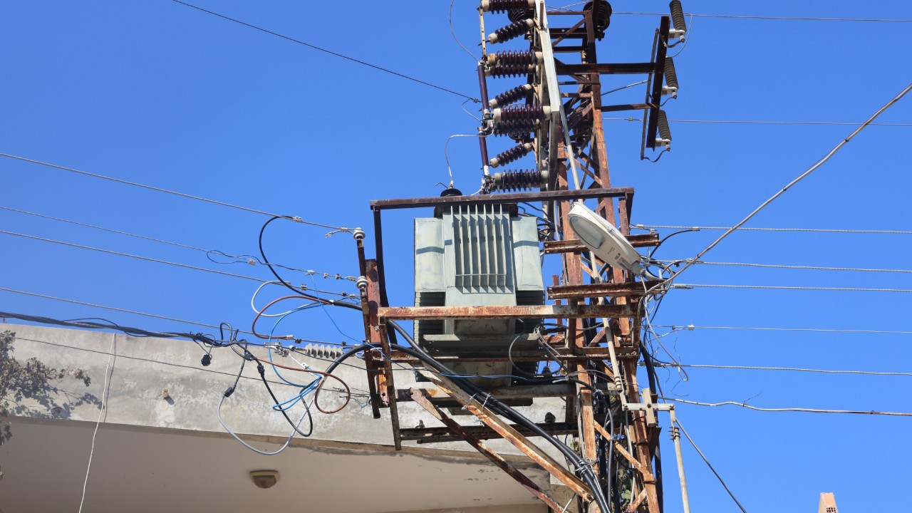 Bomba gibi patlayan trafo vatandaşları tedirgin etti