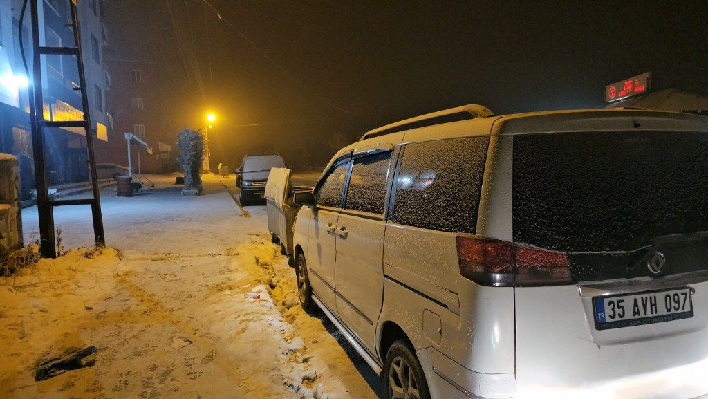 Bitlis'te Sibirya soğuklarının Etkisiyle Araçlar Naylon Brandalarla Sarıldı - Sayfa 9