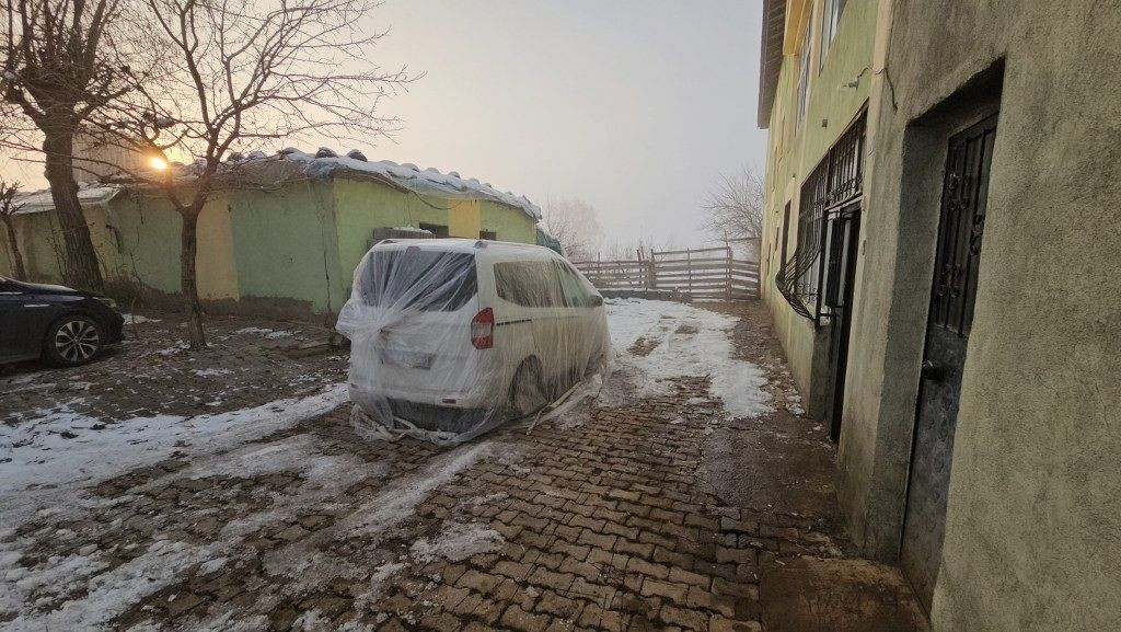 Bitlis'te Sibirya soğuklarının Etkisiyle Araçlar Naylon Brandalarla Sarıldı - Sayfa 11