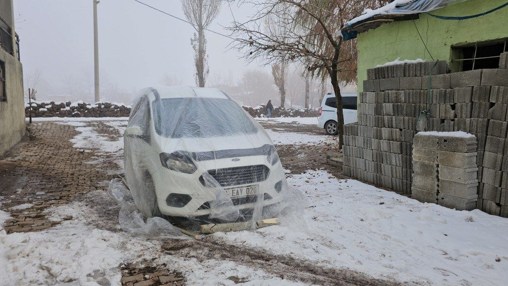 Bitlis'te Sibirya soğuklarının Etkisiyle Araçlar Naylon Brandalarla Sarıldı - Sayfa 4