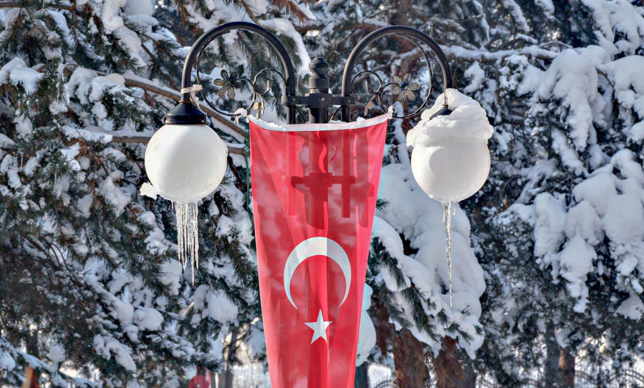 Erzurum buz tuttu, sokak çeşmeleri dondu - Sayfa 6