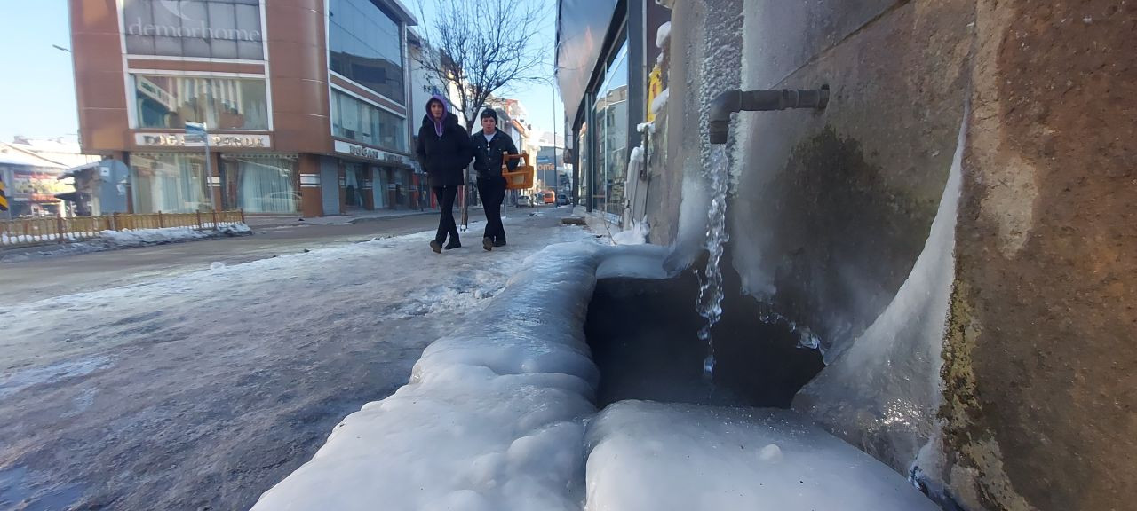 Erzurum buz tuttu, sokak çeşmeleri dondu - Sayfa 1