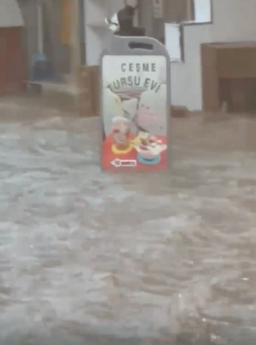 Ünlü Tatil Merkezi Çeşme'de Caddeler Göle Döndü! - Sayfa 6