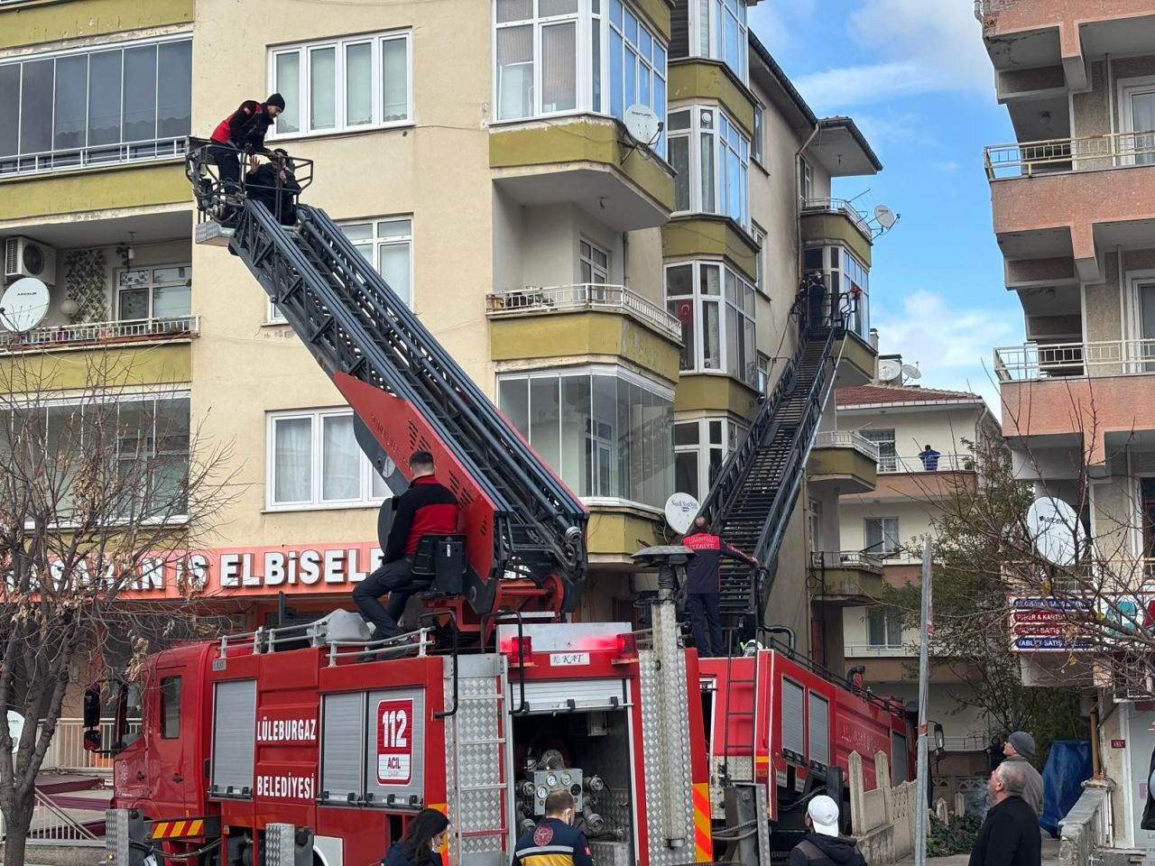 Korkutan yangın: Panik yaşayan vatandaşlar itfaiye merdivenleriyle indirildi - Sayfa 3