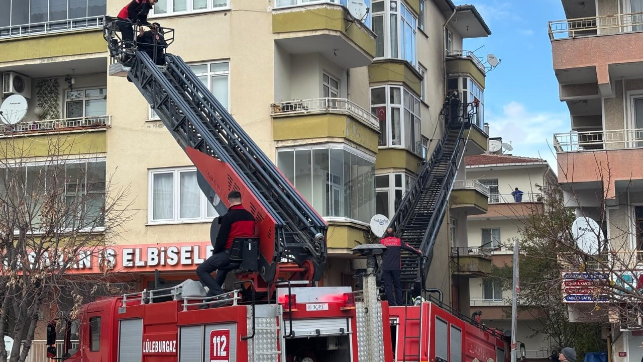 Korkutan yangın: Panik yaşayan vatandaşlar itfaiye merdivenleriyle indirildi