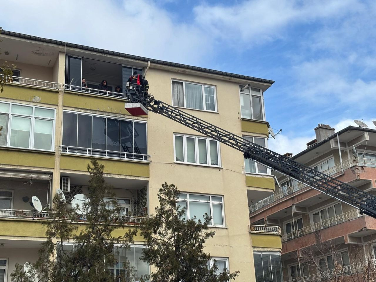 Korkutan yangın: Panik yaşayan vatandaşlar itfaiye merdivenleriyle indirildi - Sayfa 1