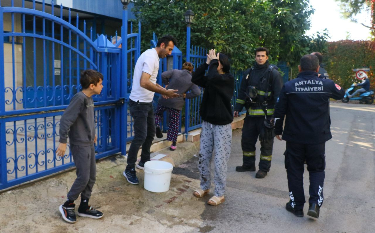 Küçük çocuğu çıkan yangında  itfaiye erleri sakinleştirdi - Sayfa 2