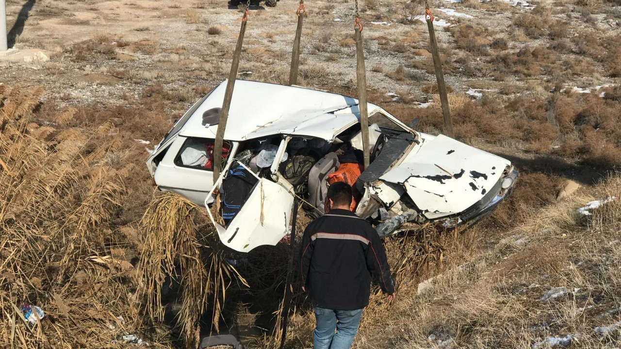 Konya'da otomobil atık su kanalına uçtu: 3 yaralı