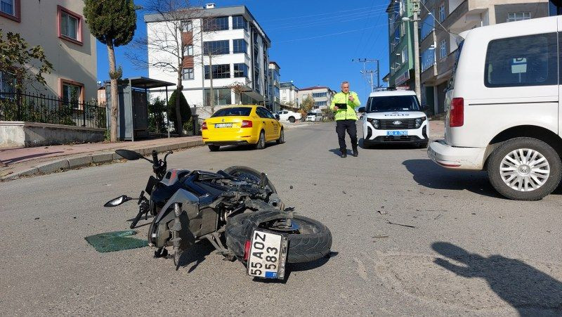 Motosiklet Hafif Ticari Araca Arkadan Çarptı: 1 Yaralı - Sayfa 1