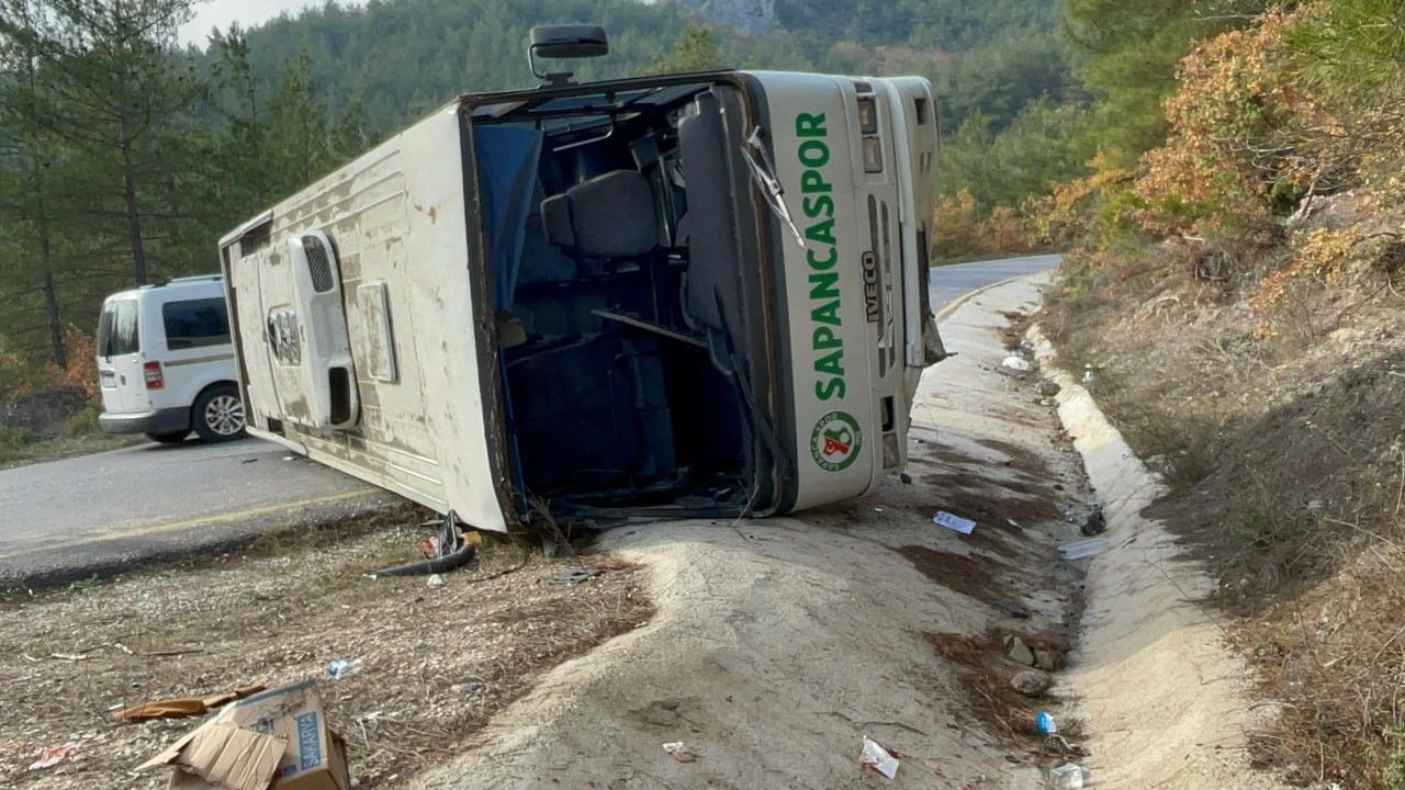 Sakarya’da Öğrenci Servisi Devrildi: 7 Öğrenci, 2 Öğretmen ve Şoför Yaralı - Sayfa 1