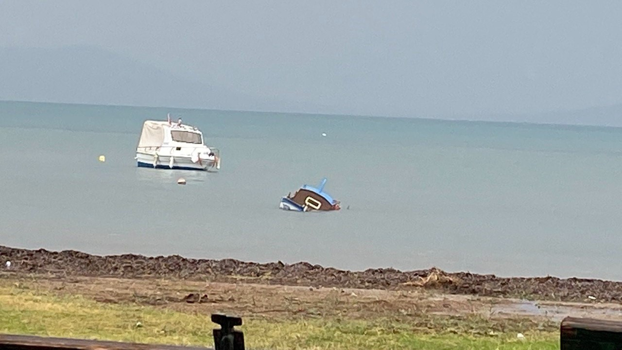 Ayvalık’ta Sağanak Yağış Hayatı Olumsuz Etkiledi