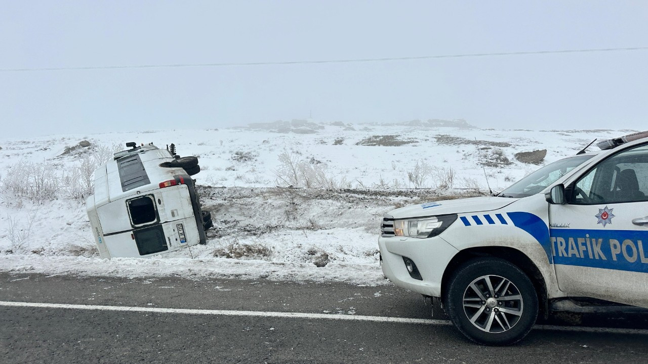 Horasan’da Minibüs Tren Yoluna Devrildi, Yaralanan Olmadı