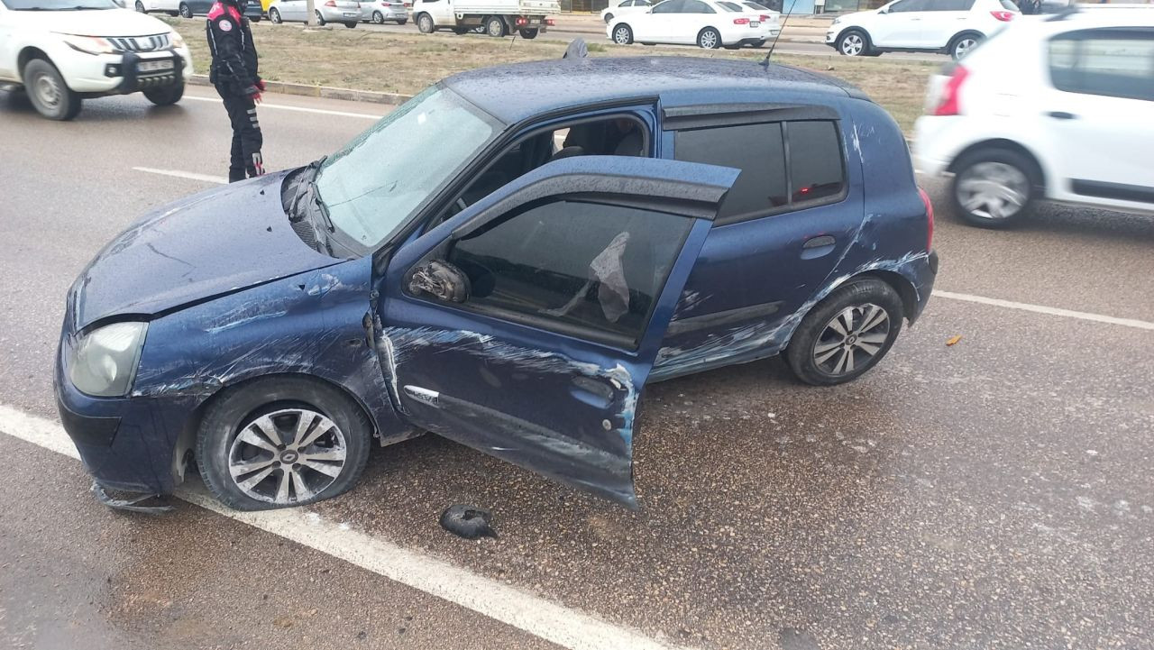 Bandırma’da Orta Refüje Çarpan Araç Trafiği Aksattı - Sayfa 1