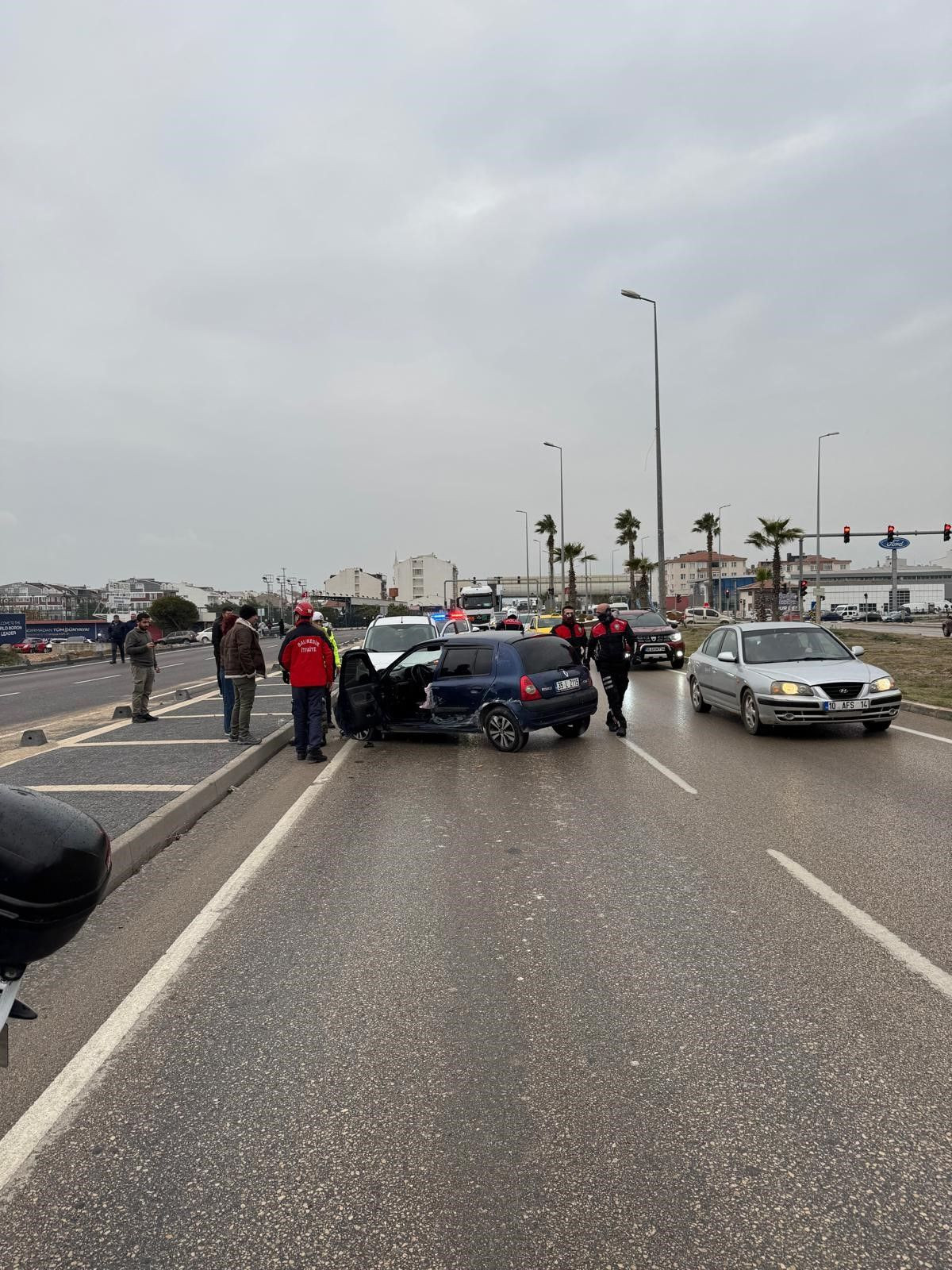 Bandırma’da Orta Refüje Çarpan Araç Trafiği Aksattı - Sayfa 2