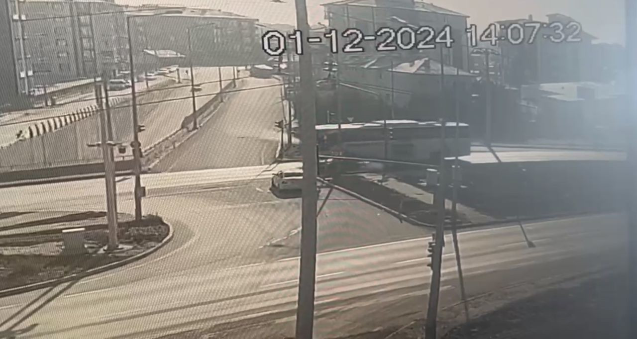 Ereğli’de Yolcu Otobüsü Kırmızı Işıkta Bekleyen Araçlara Çarptı: 1 Yaralı - Sayfa 1