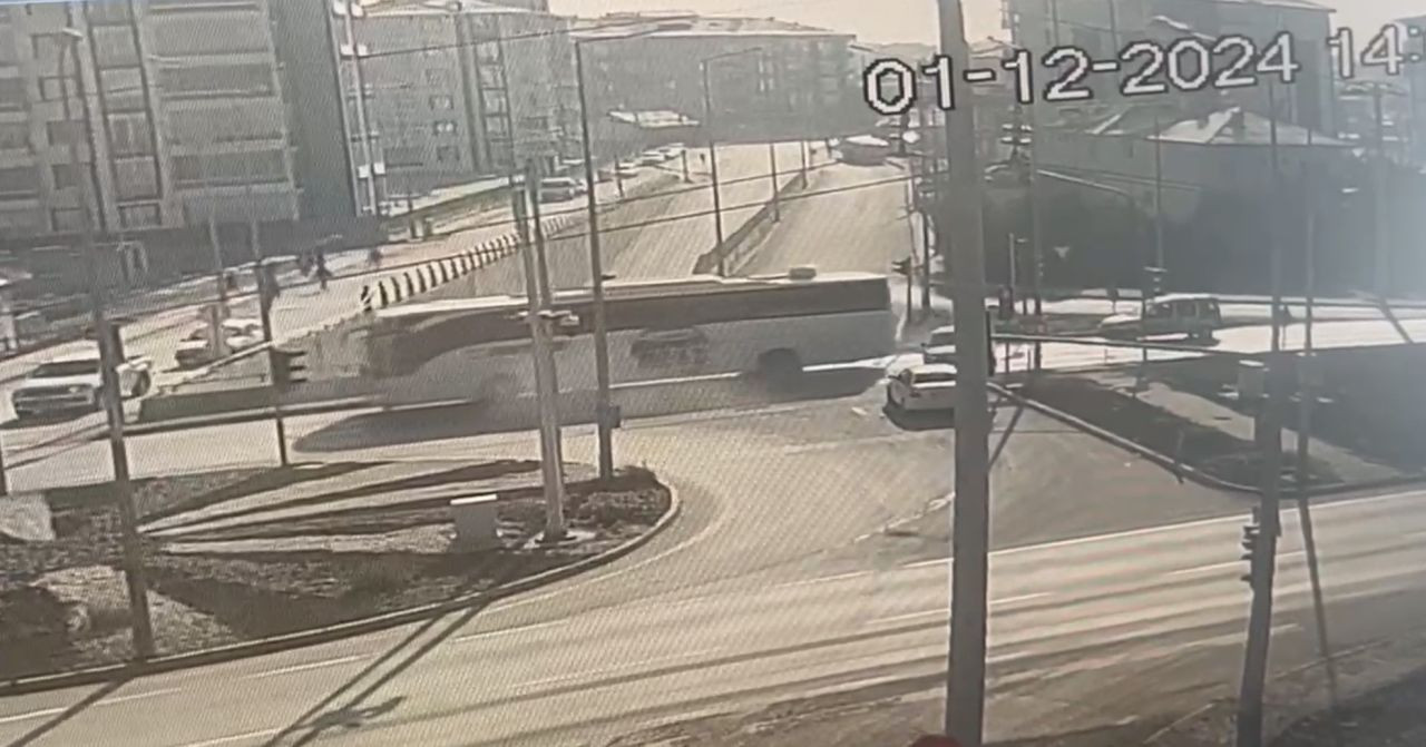 Ereğli’de Yolcu Otobüsü Kırmızı Işıkta Bekleyen Araçlara Çarptı: 1 Yaralı - Sayfa 2