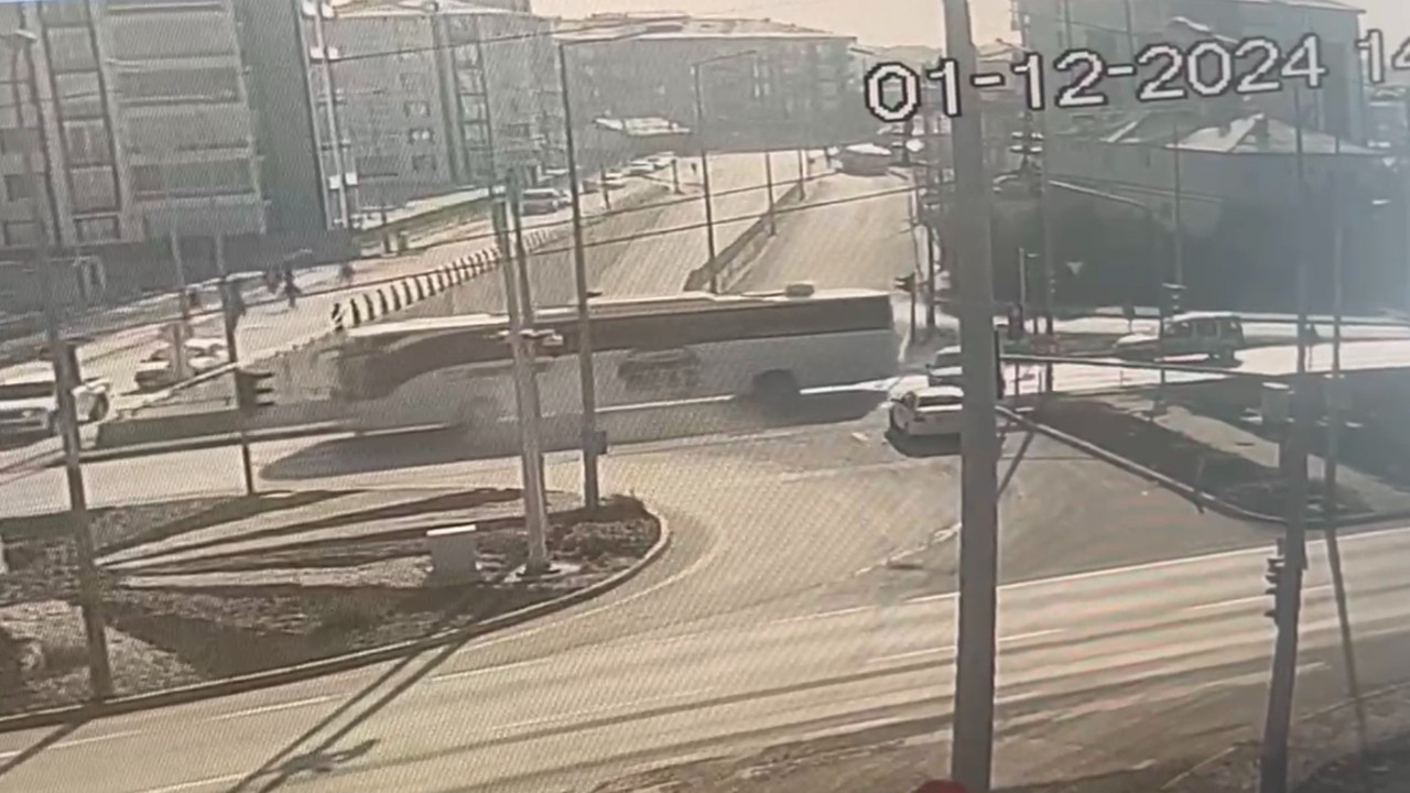 Ereğli’de Yolcu Otobüsü Kırmızı Işıkta Bekleyen Araçlara Çarptı: 1 Yaralı