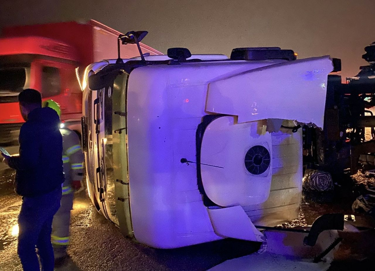 Susurluk’ta Tır Devrildi: Sürücü Hastaneye Kaldırıldı - Sayfa 1