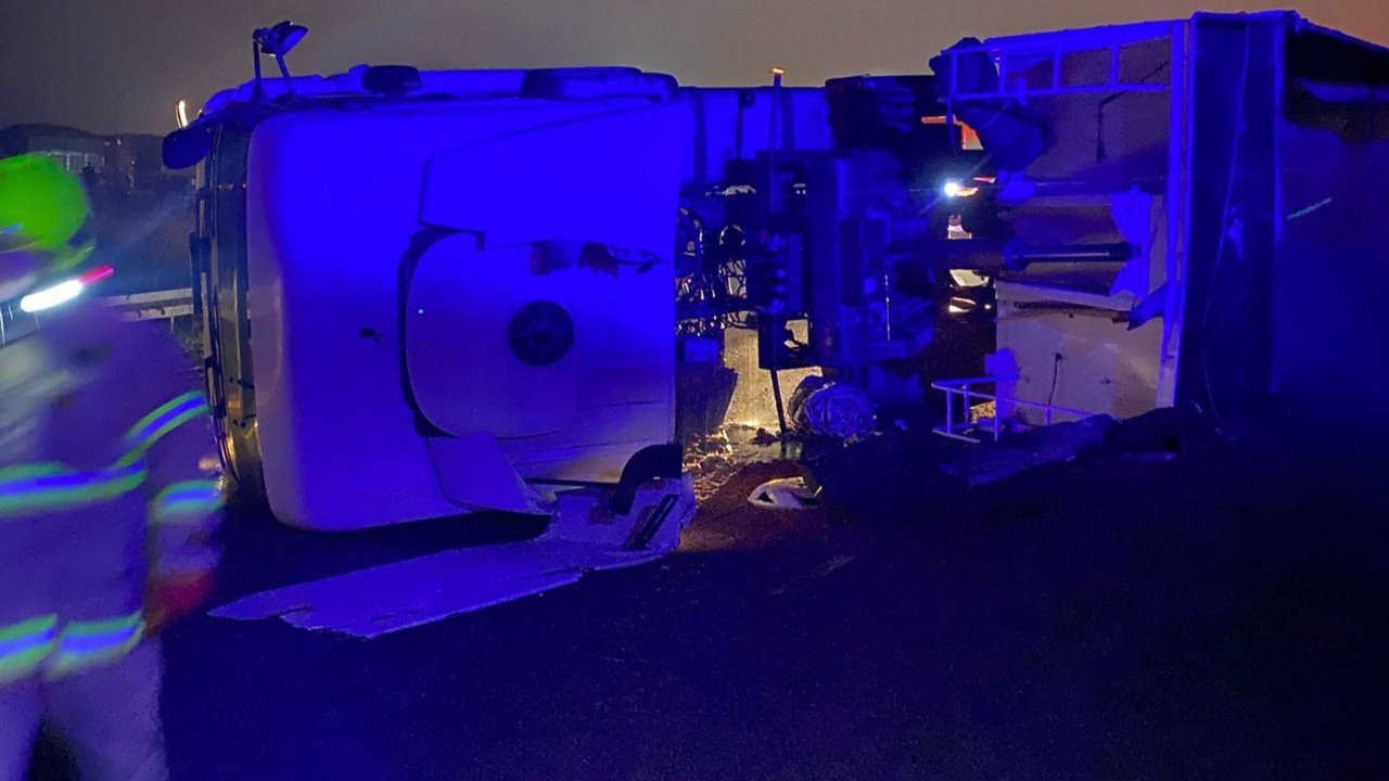 Susurluk’ta Tır Devrildi: Sürücü Hastaneye Kaldırıldı