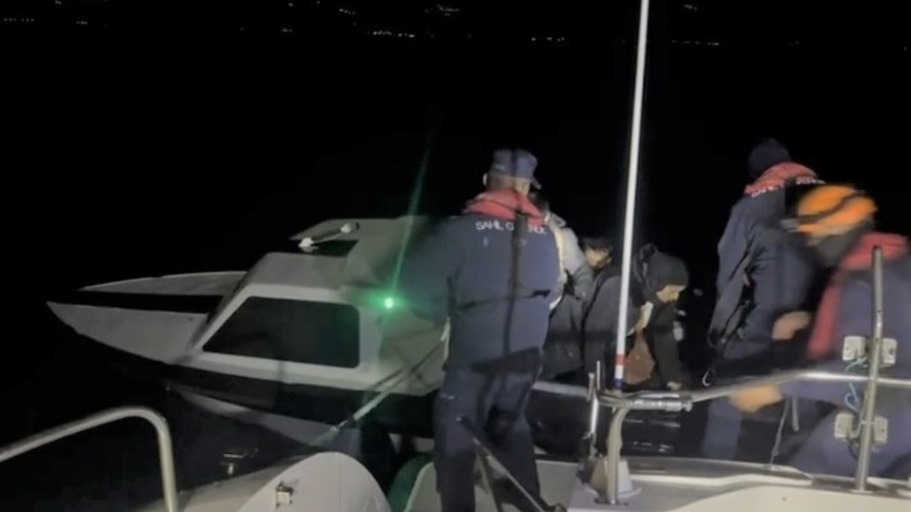 Ayvacık Açıklarında 12 Kaçak Göçmen Yakalandı
