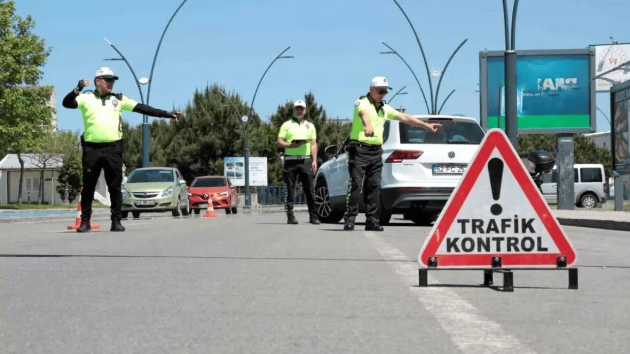 21-28 Kasım Tarihleri Arasında 2 Milyon 579 Bin 204 Araç Denetlendi: 451 Bin 675 Araca/Sürücüye İşlem Yapıldı! - Sayfa 1