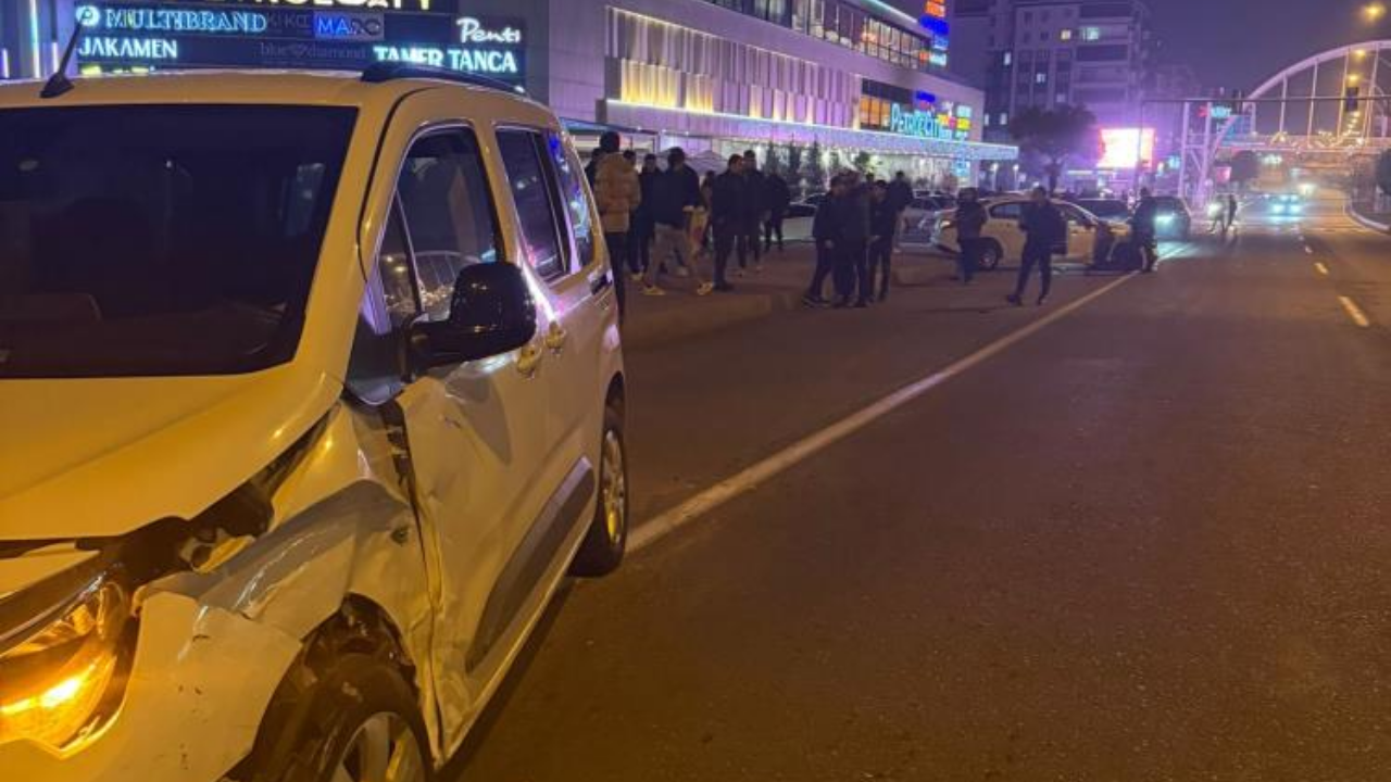 Batman'da Ticari Araç İle Otomobil Çarpıştı: 2 Yaralı