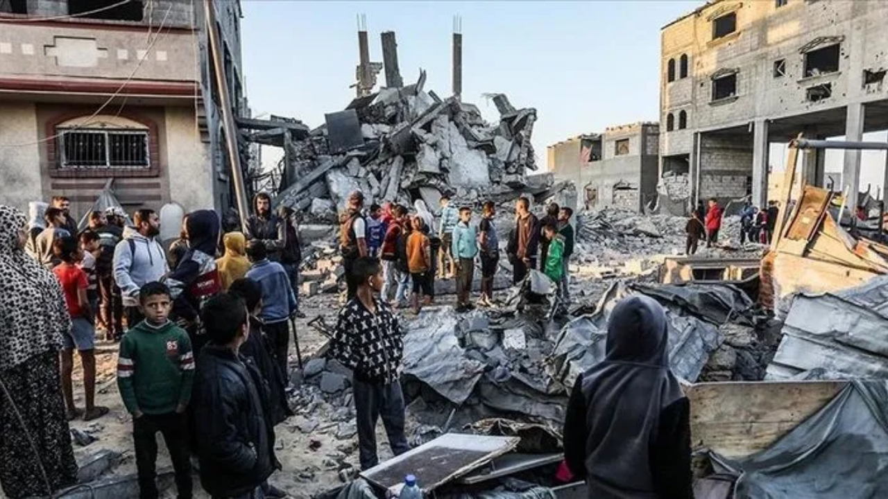 İsrail Gazze’de Bir Evi Bombaladı: 10 Filistinli Hayatını Kaybetti