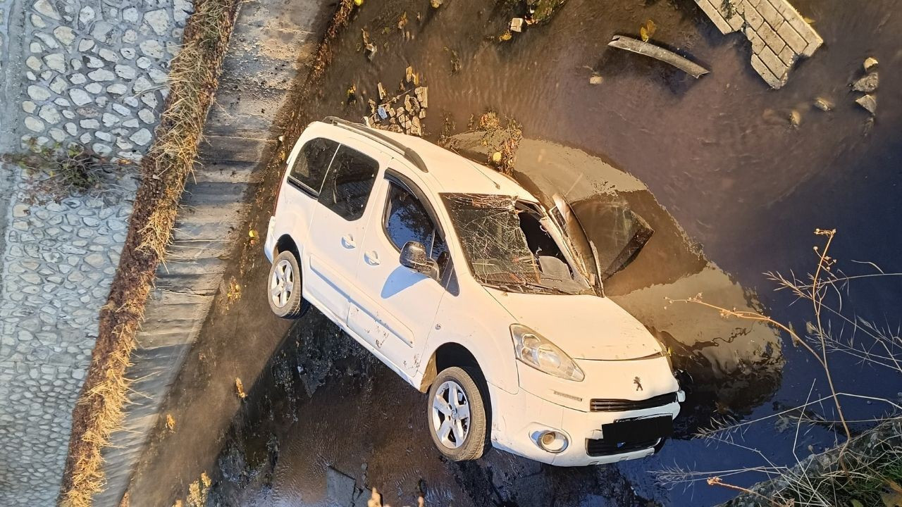 Dereye düşen otomobilde 1 kişi yaralandı
