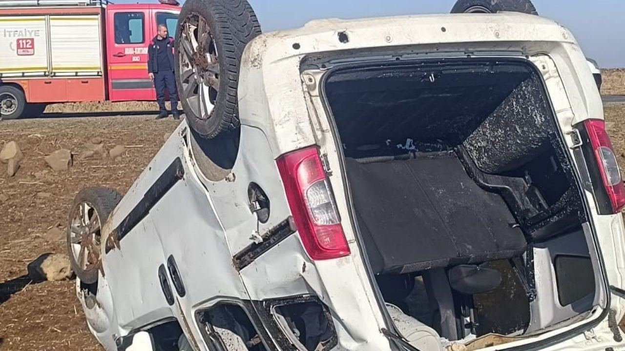 Diyarbakır'da hafif ticari araç takla attı: 4 yaralı