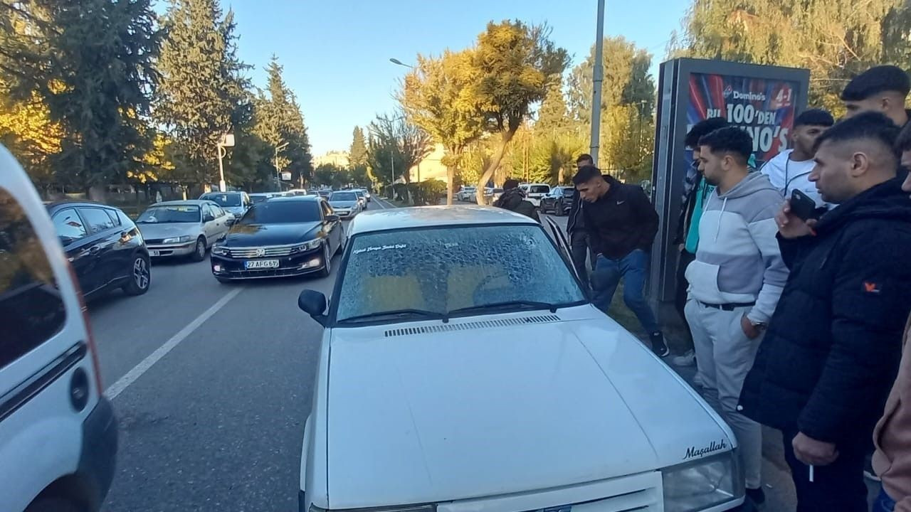 Seyir Halindeki Otomobilin Camından Giren Yorgun Mermi Sürücünün Göğsüne Düştü!