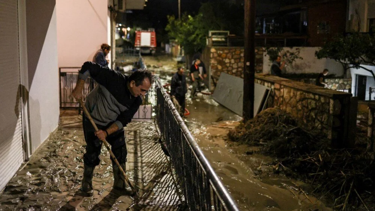 Yunanistan'ı Bora Fırtınası Vurdu: İki Kişi Hayatını Kaybetti
