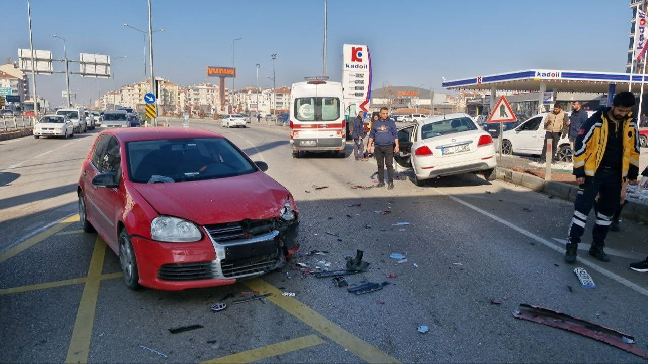 Aksaray’da 2 otomobil çarpıştı: 1'i çocuk 2 yaralı