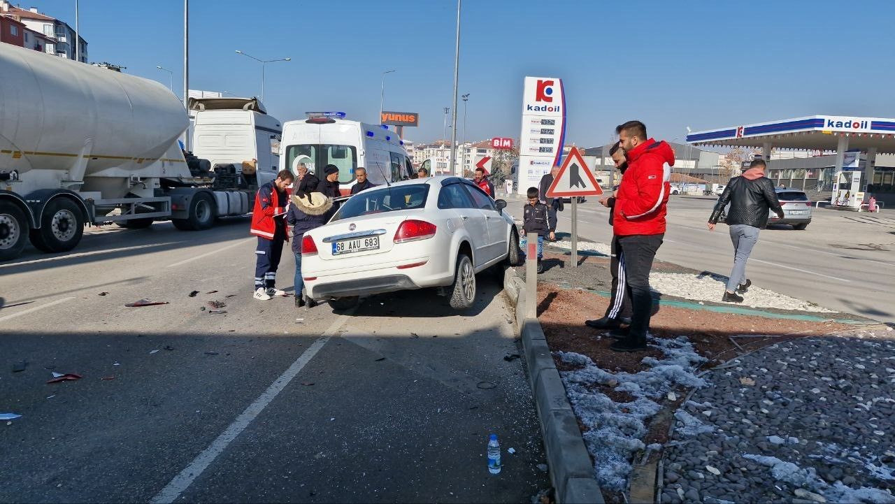 Aksaray’da 2 otomobil çarpıştı: 1'i çocuk 2 yaralı - Sayfa 4