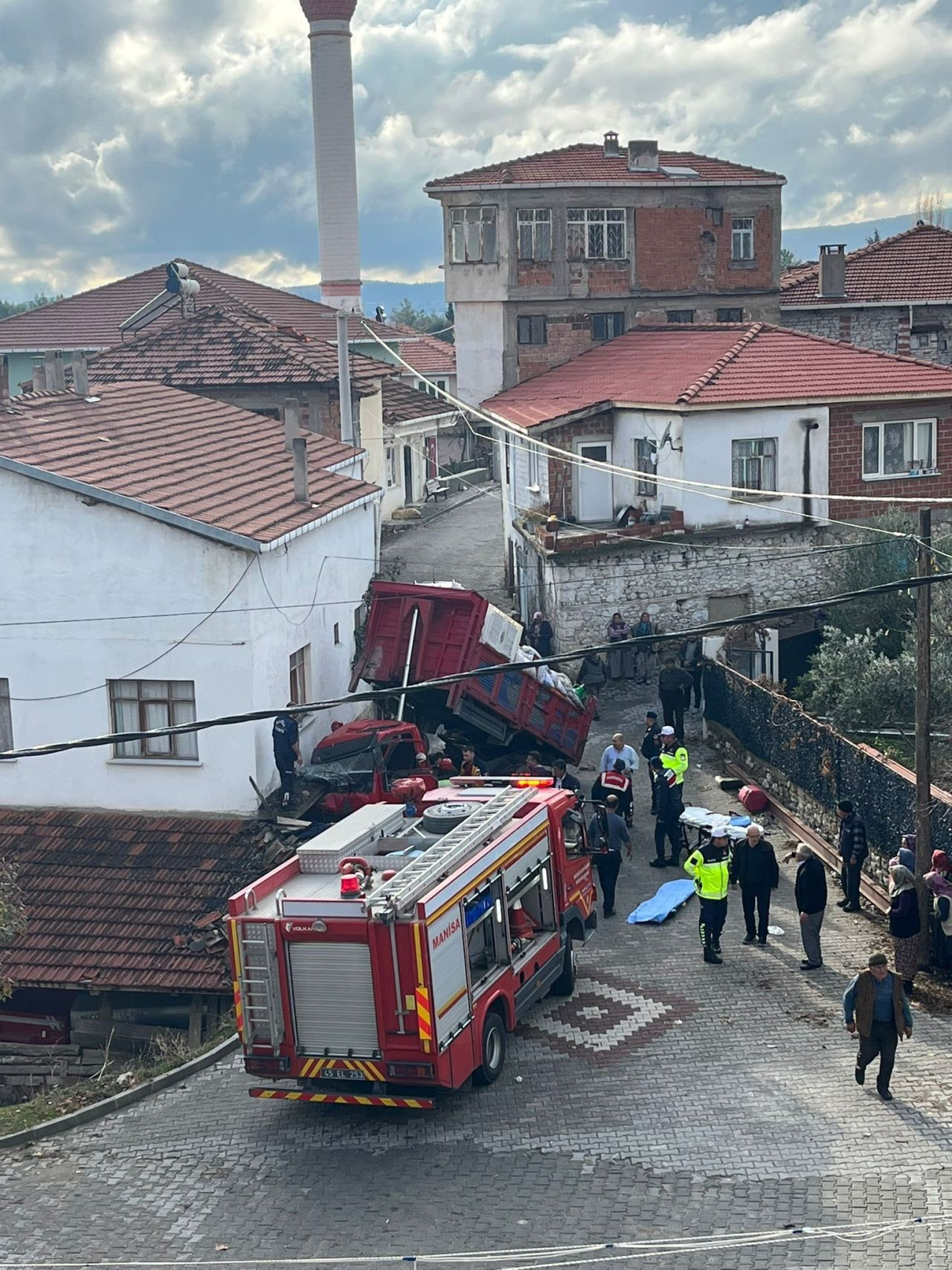 Zeytin Yüklü Kamyonet Ev Duvarına Çarptı: 1 Ölü, 2 Yaralı - Sayfa 1