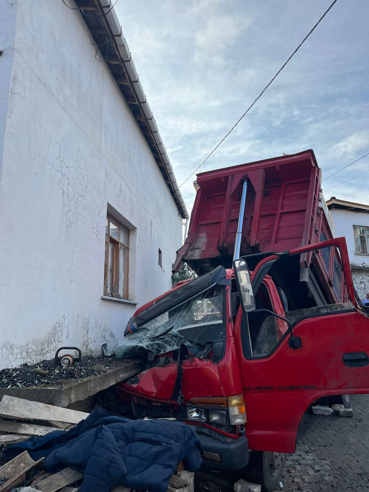 Zeytin Yüklü Kamyonet Ev Duvarına Çarptı: 1 Ölü, 2 Yaralı - Sayfa 2